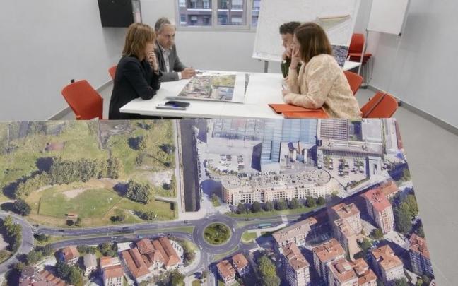Foto de la reunión celebrada ayer, con la infografía que muestra cómo quedará el entorno tras la construcción de la rotonda de Azken Portu.
