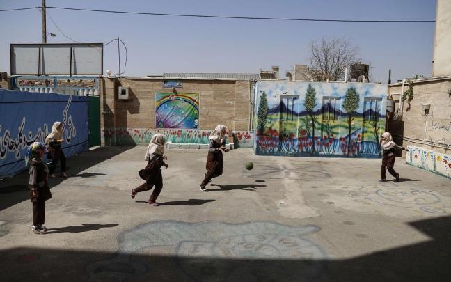 Niñas juegan en un colegio en Teherán.