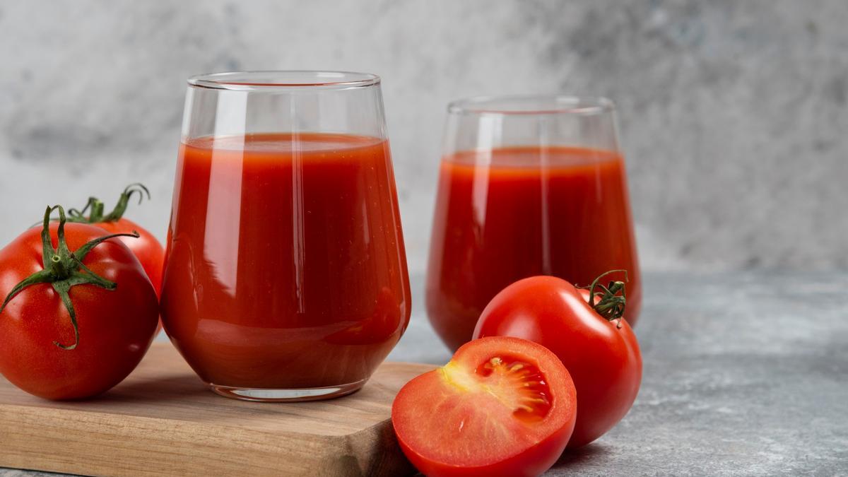 Zumo de tomate en vaso.