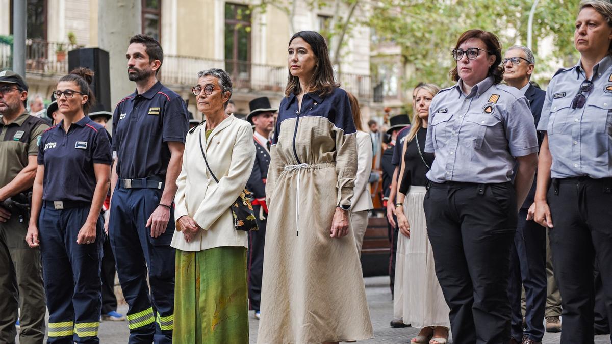 La consellera de Interior de la Generalitat Núria Parlon (c), llega a la ofrenda floral al monumento de Rafael Casanova, con motivo de la Diada.