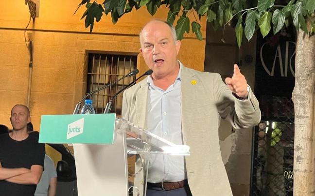 El secretario general de Junts, Jordi Turull, interviene antes de la ofrenda floral del partido en el Fossar de les Moreres de Barcelona.