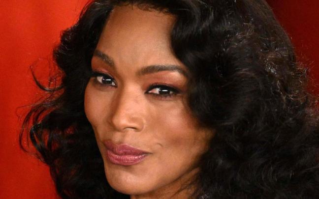 Angela Bassett en la alfombra champán de los Oscar. Angela Bassett en la alfombra champán de los Oscar.