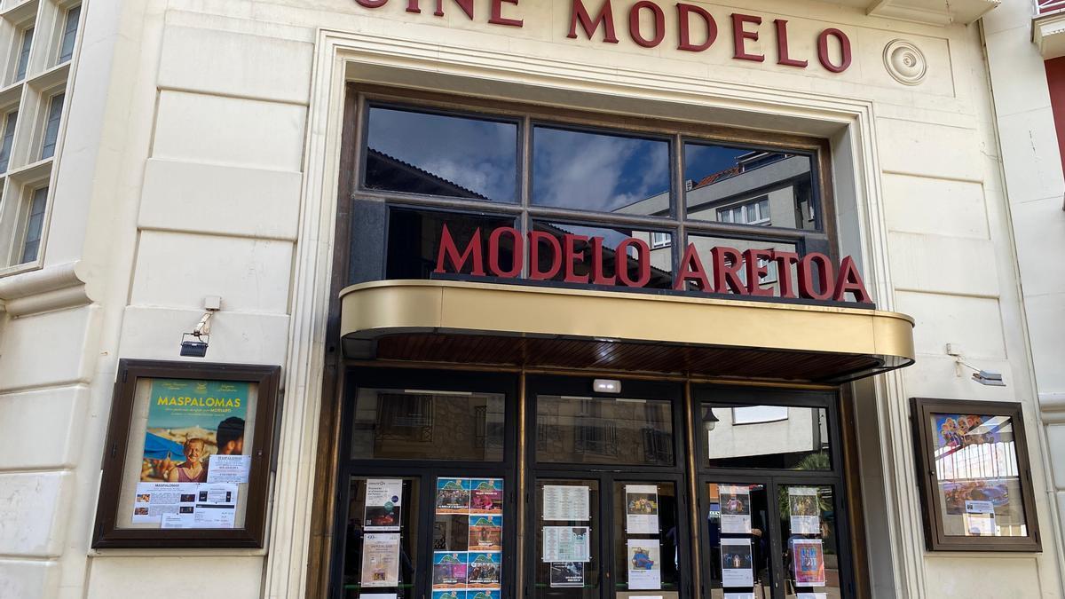Exterior del Cine Modelo en Zarautz.