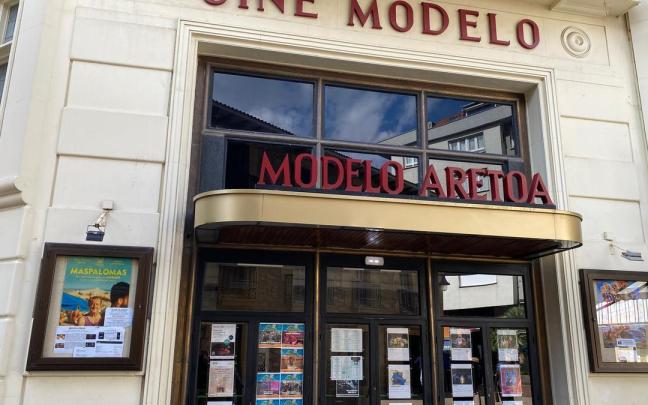 Exterior del Cine Modelo en Zarautz.