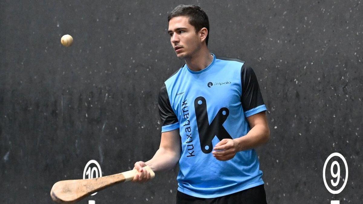 Román Maldonado, en la elección de material de la final del Individual de pala.