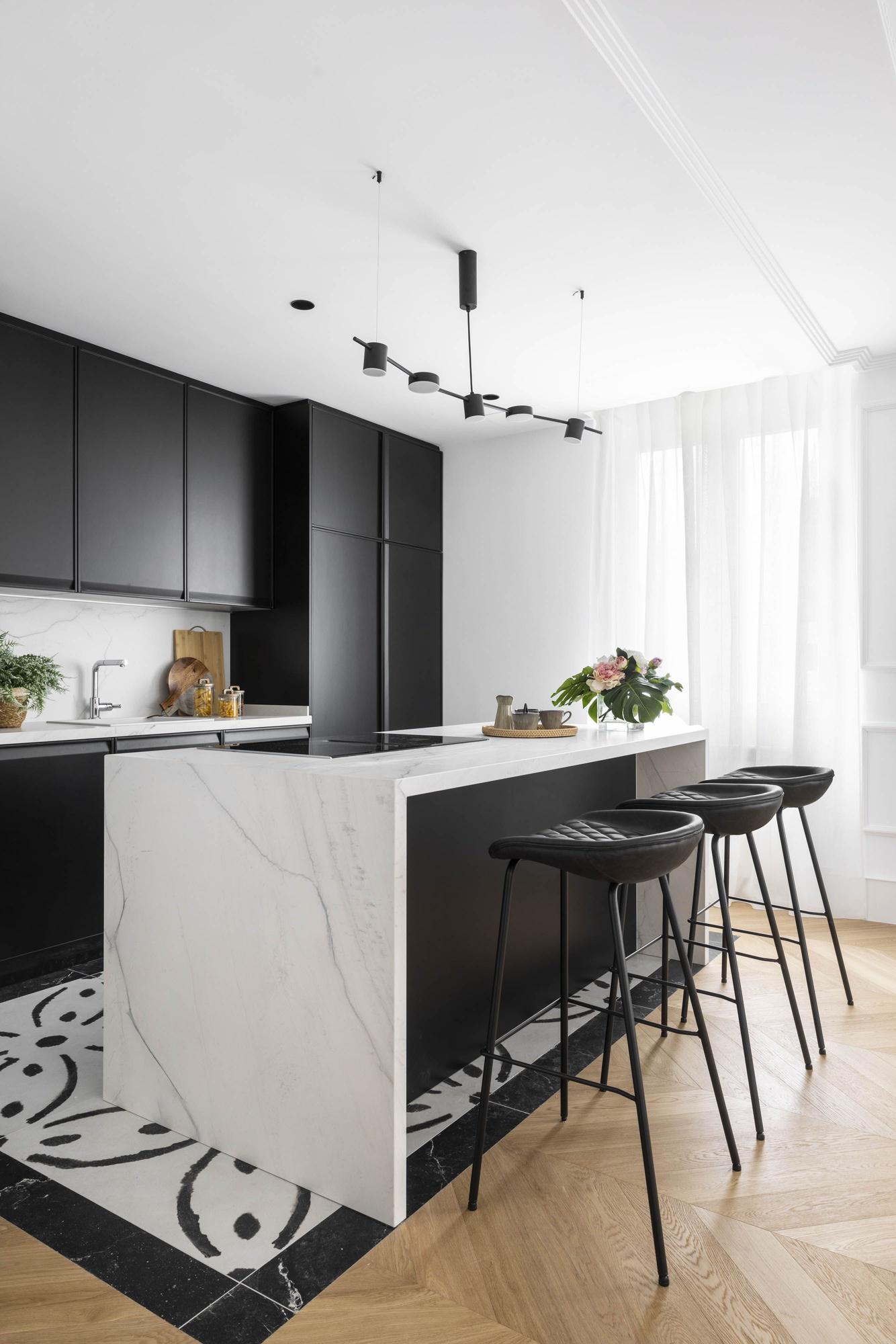 Cocina con isla central.