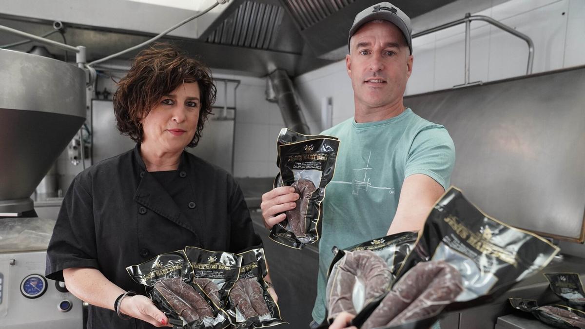 Aintzane y su hermano Josu muestran las morcillas que elaboran con mucho mimo y con productos de calidad.