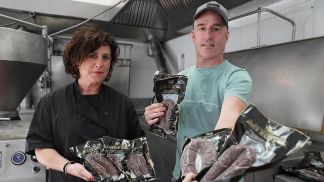 Aintzane y su hermano Josu muestran las morcillas que elaboran con mucho mimo y con productos de calidad.