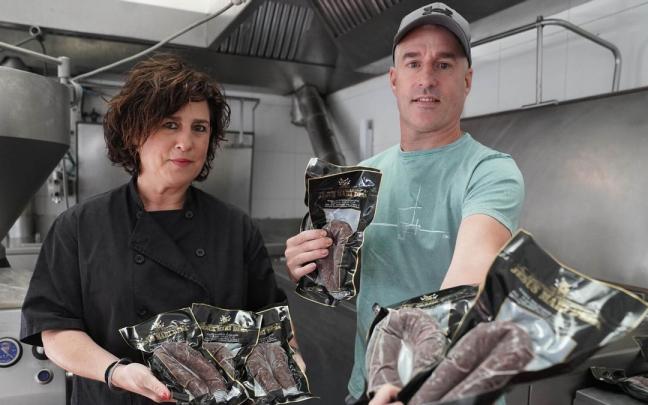 Aintzane y su hermano Josu muestran las morcillas que elaboran con mucho mimo y con productos de calidad.