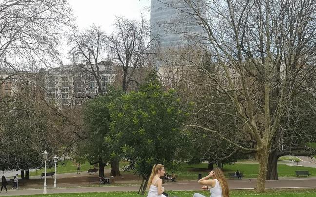 Naturaz gozatzen ari diren bi pertsonaren irudia