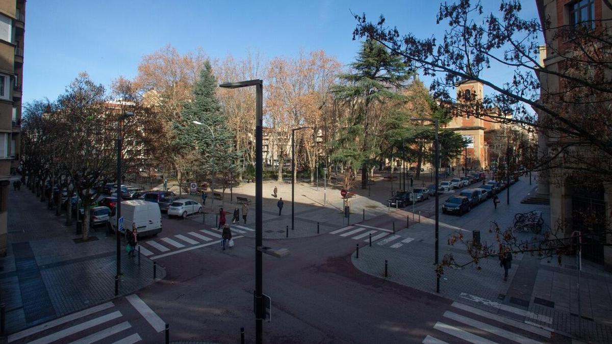 Cruce de la plaza de la Cruz con la calle Sangüesa, donde está previsto habilitar un parking subterráneo.