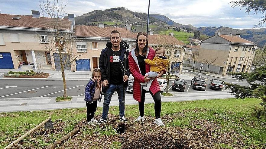 Una de las familias que participó en el acto de ayer.