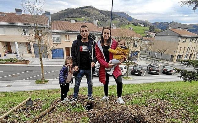 Una de las familias que participó en el acto de ayer. Una de las familias que participó en el acto de ayer.