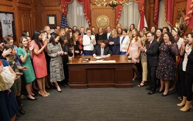 El gobernador de Florida, Ron DeSantis, firma la prohibición del aborto a partir de la sexta semana. El gobernador de Florida, Ron DeSantis, firma la prohibición del aborto a partir de la sexta semana.