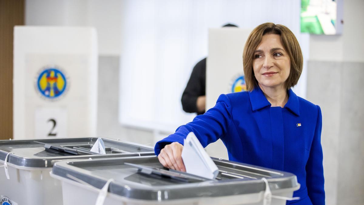 La presidenta moldava Maia Sandu, del Partido de Acción y Solidaridad (PAS), vota en los comicios.