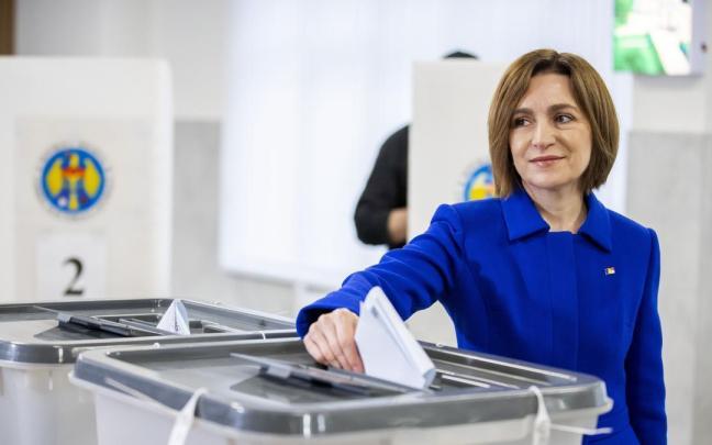 La presidenta moldava Maia Sandu, del Partido de Acción y Solidaridad (PAS), vota en los comicios.