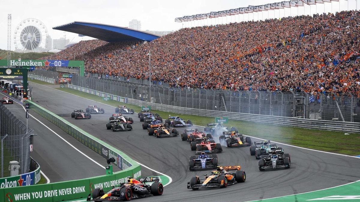 Max Verstappen, al frente en la salida del Gran Premio de Países Bajos en el circuito de Zandvoort.