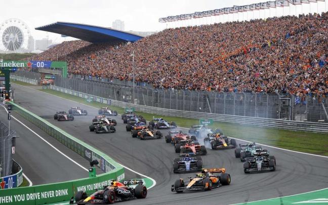 Max Verstappen, al frente en la salida del Gran Premio de Países Bajos en el circuito de Zandvoort.