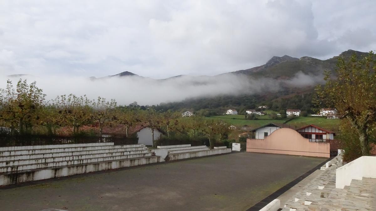 La niebla cubre los montes que rodean Sara y apenas dejan ver el Larrun.