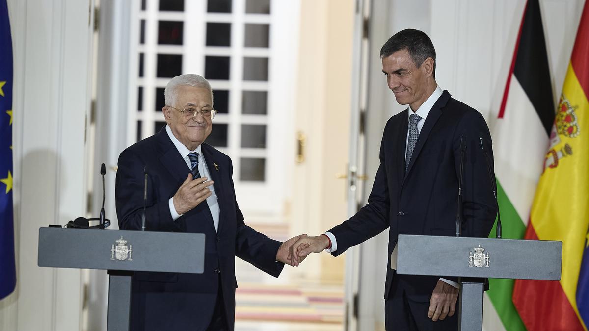 El presidente del Gobierno, Pedro Sánchez (d), y el presidente del Estado de Palestina, Mahmoud Abbas