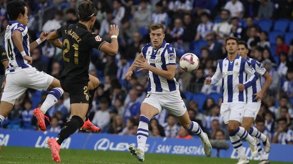 Kubo y Sucic, ante Vázquez, en el duelo de Anoeta contra el Valencia. / RUBEN PLAZA