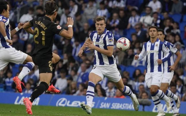 Kubo y Sucic, ante Vázquez, en el duelo de Anoeta contra el Valencia. / RUBEN PLAZA