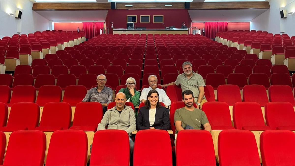 Nuria Alzaga junto a representantes de diversas entidades culturales de la ciudad.