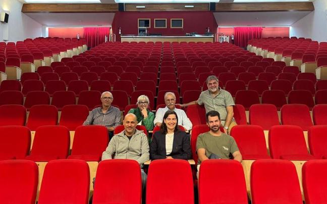 Nuria Alzaga junto a representantes de diversas entidades culturales de la ciudad.