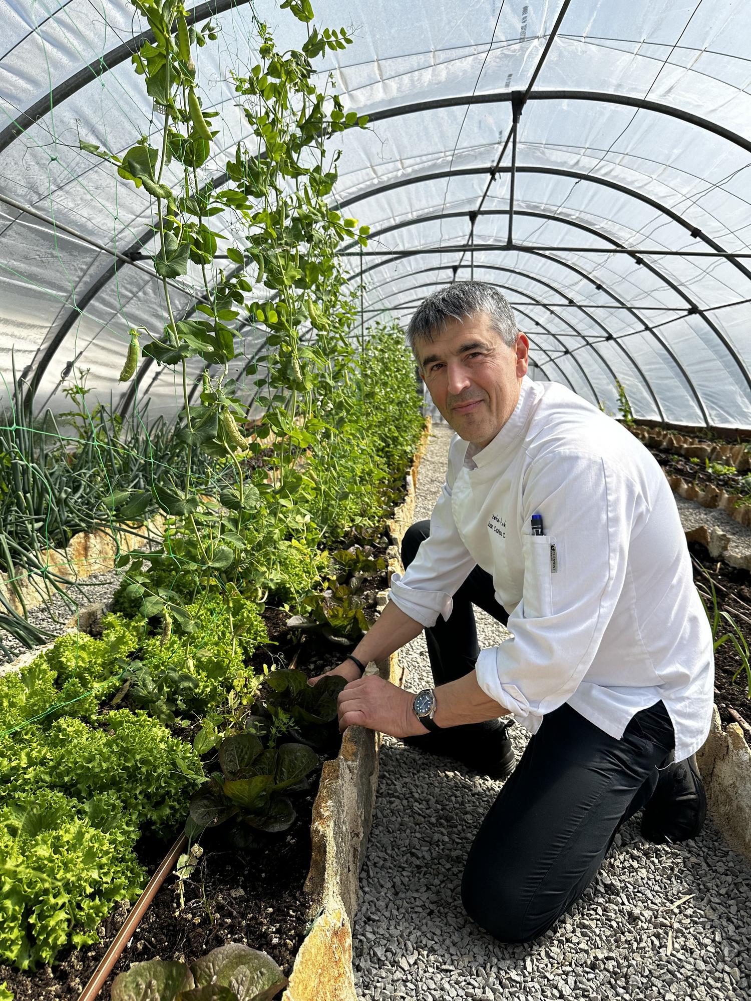 El chef Juan Carlos Caro, en la huerta.