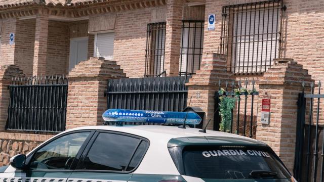 Un coche de la Guardia Civil en el lugar en el que fueron detenidas dos personas relacionadas con el asesinato de Borja Villacís.