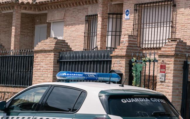 Un coche de la Guardia Civil en el lugar en el que fueron detenidas dos personas relacionadas con el asesinato de Borja Villacís.