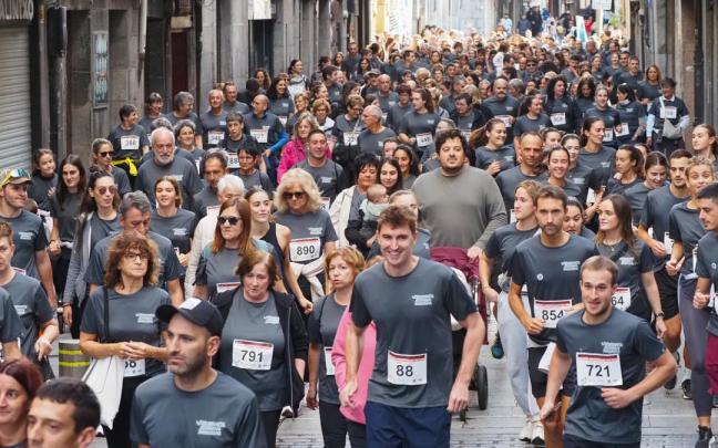 La quinta edición de la Carrera Solidaria, destinada a apoyar en ese caso la lucha contra la esclerosis múltiple, congregó a ciento de personas en 2024.