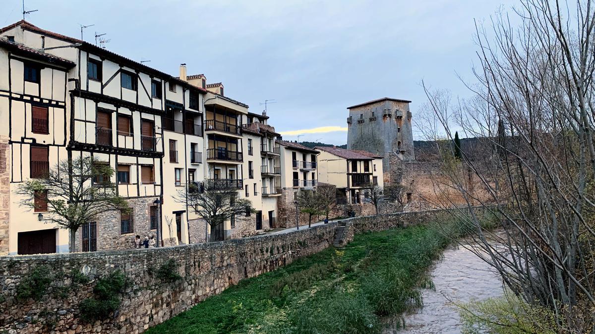 Covarrubias crece a la orilla del río Arlanza.
