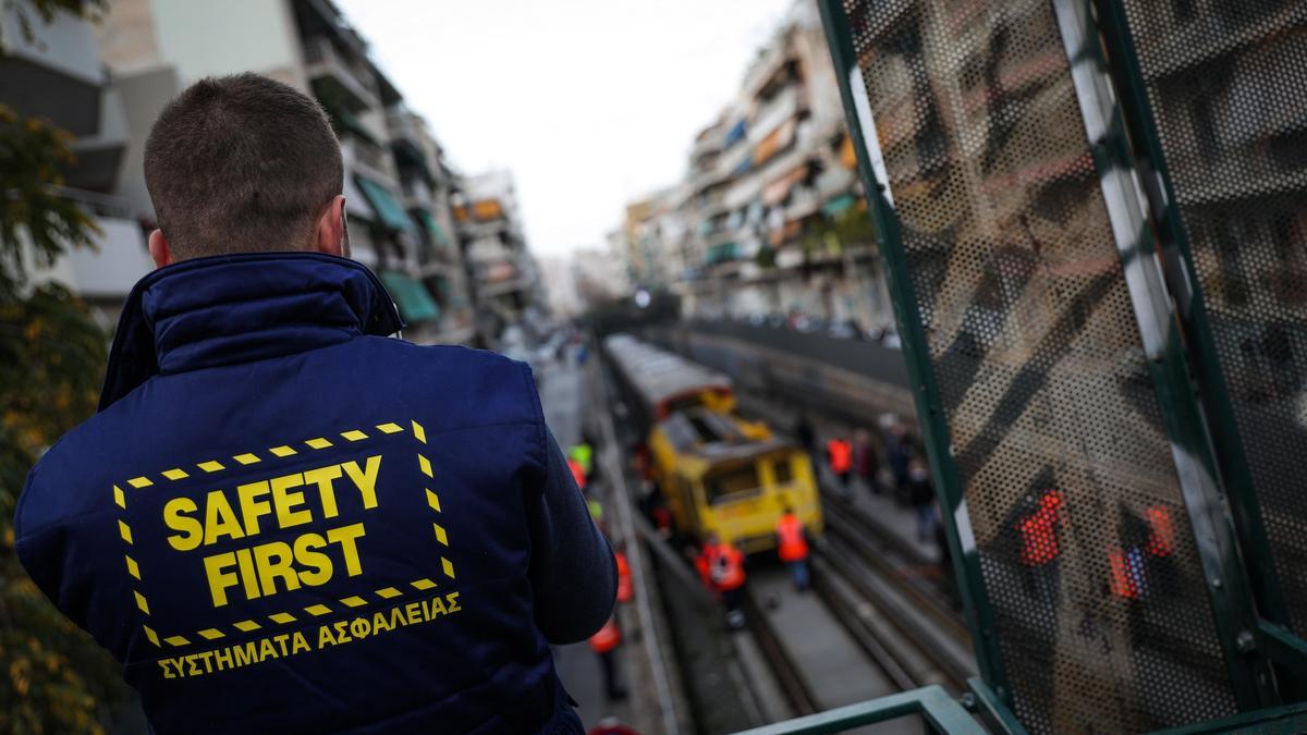 Un choque de dos trenes al norte de Larissa se salda con decenas de muertos y heridos en Grecia.