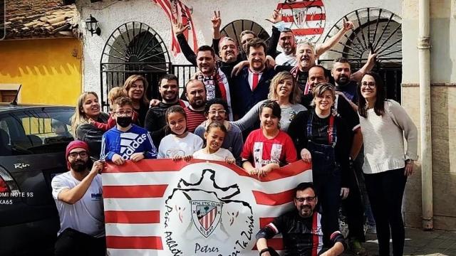 Representantes de la peña frente a su sede de Petrer