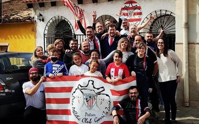 Representantes de la peña frente a su sede de Petrer