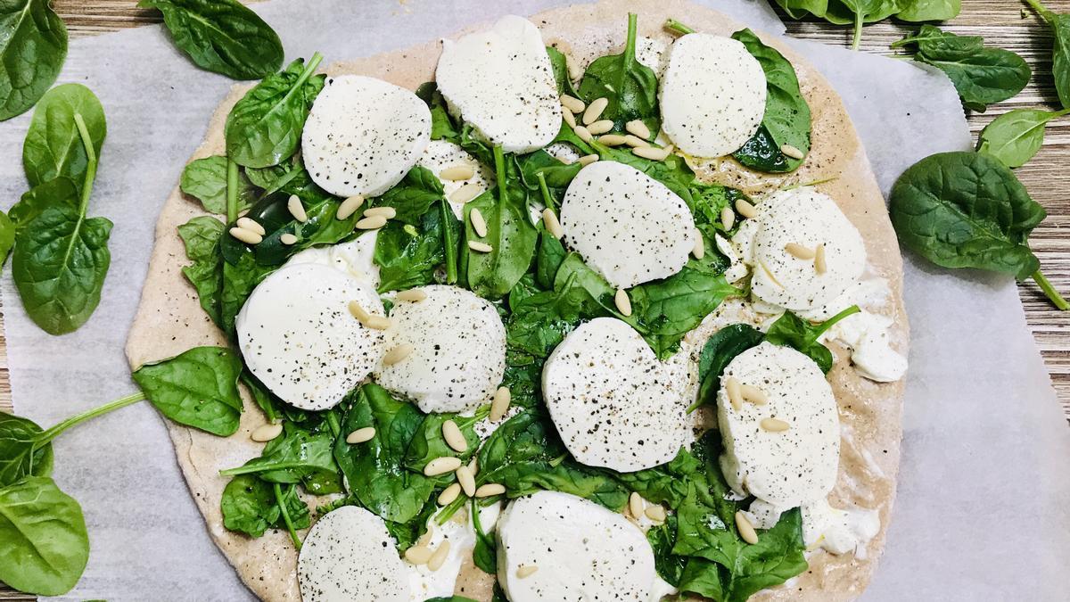 Pizza arroz con espinacas, piñones y mozzarella.