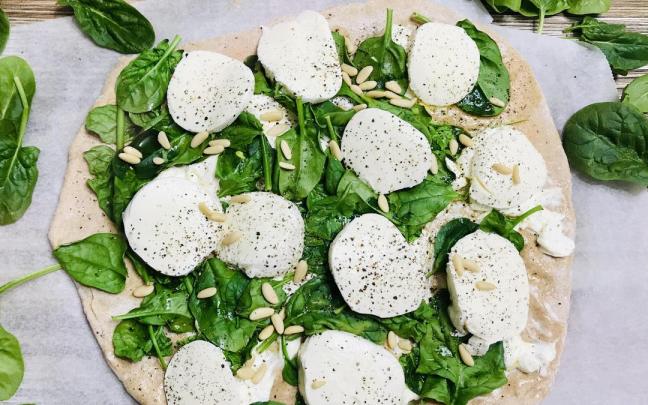 Pizza arroz con espinacas, piñones y mozzarella.