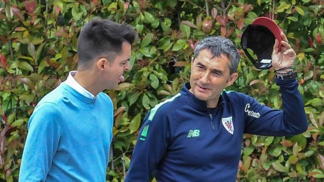 Mikel González charla con Ernesto Valverde en Lezama. Mikel González charla con Ernesto Valverde en Lezama.