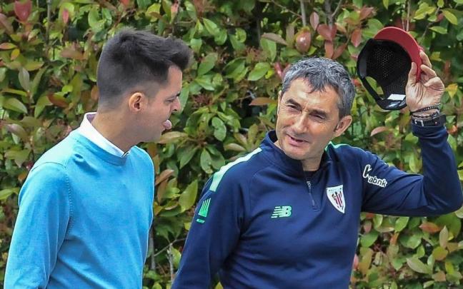 Mikel González charla con Ernesto Valverde en Lezama.