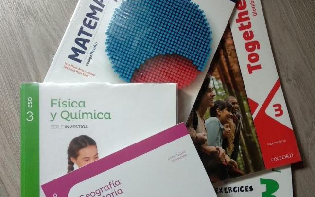 Varios libros de texto de Educación Secundaria Obligatoria.