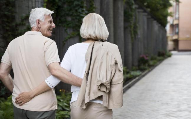 Una pareja pasea por la calle.