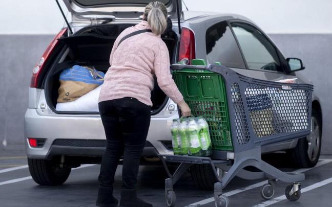 Una mujer carga la compra en el maletero del coche. / EP Una mujer carga la compra en el maletero del coche.