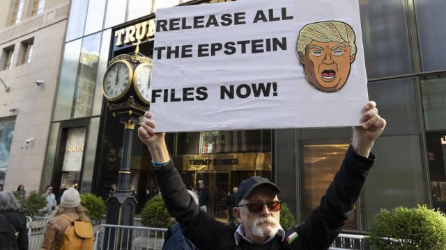 Un hombre pide la desclasificación de los archivos Epstein frente a la Trump Tower de Nueva York.