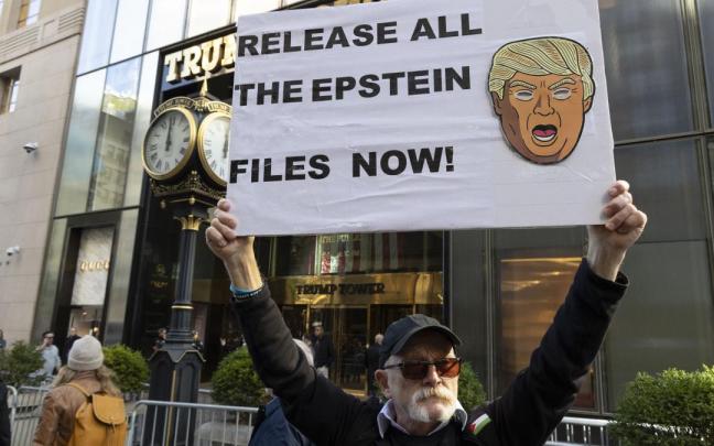 Un hombre pide la desclasificación de los archivos Epstein frente a la Trump Tower de Nueva York.