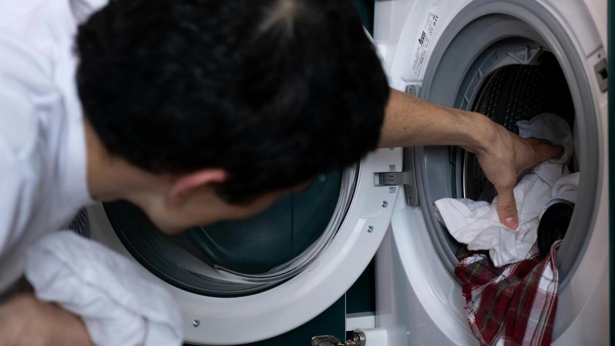 Sacar la ropa de la lavadora