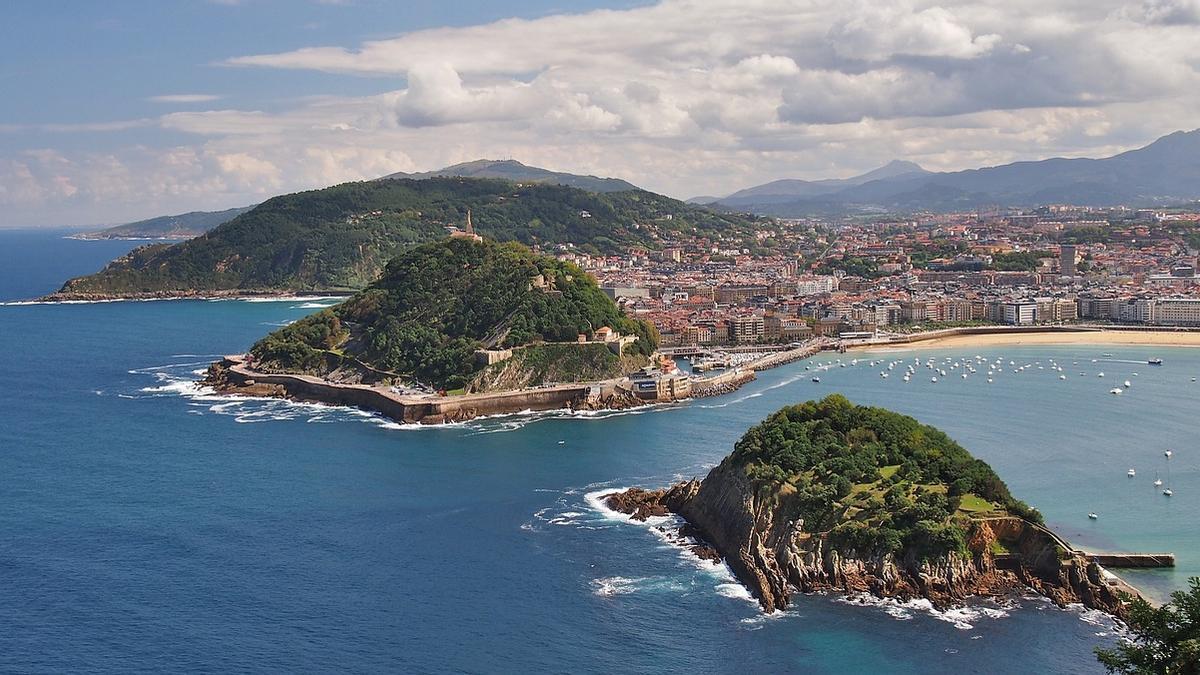 Vista aérea de la bahía de la Concha y Donostia