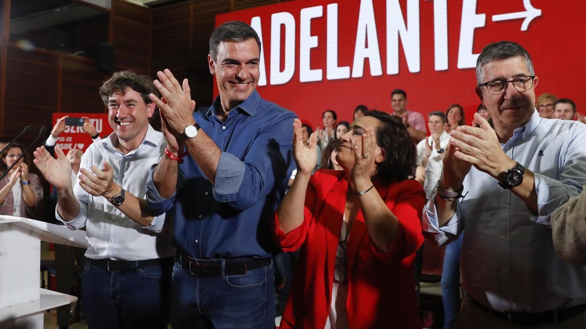 Pedro Sánchez, en el acto electoral de San Sebastián, junto a Eneko Andueza, Rafaela Romero y Patxi López