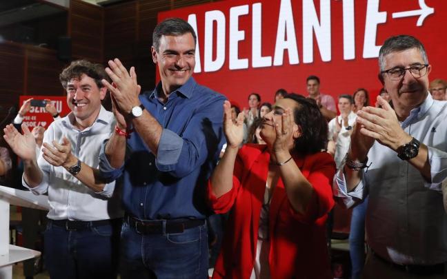 Pedro Sánchez, en el acto electoral de San Sebastián, junto a Eneko Andueza, Rafaela Romero y Patxi López