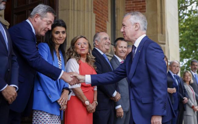 Urkullu saluda a Zupiria.